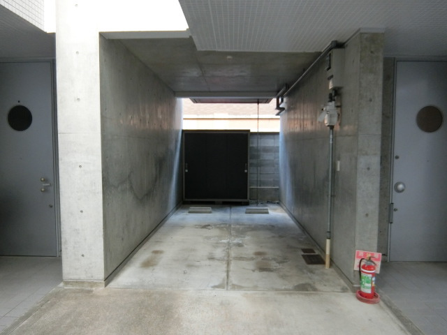 プリオーレ27二条駅前の駐車場|駐車１台可能です♪ビルドインガレージなので、愛車を日光や雨から守ります♪