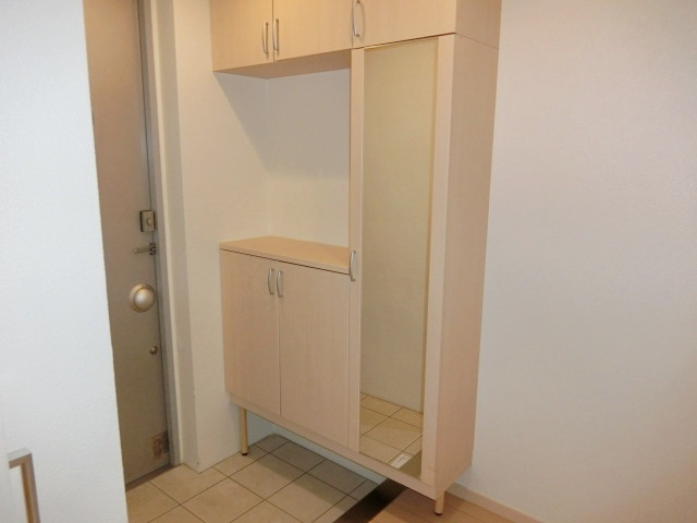 プリオーレ27二条駅前の玄関|シューズボックス付きなので、溢れがちな靴もしっかり収納可能です♪