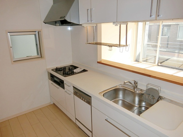 プリオーレ27二条駅前のキッチン|対面キッチンなので、お子様の様子を見ながらお料理ができますね。