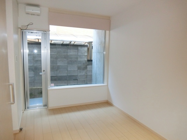 プリオーレ27二条駅前の洋室|洋室からバックヤードに出られます！ブロック塀があり、プライバシー確保♪