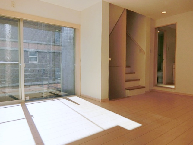 プリオーレ27二条駅前の居間・リビング|採光がしっかりはいる、リビングです♪