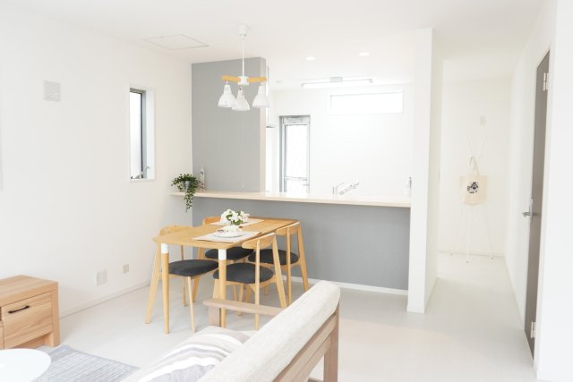 草加市西町 中古戸建の居間・リビング