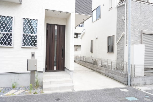 草加市西町 中古戸建の玄関