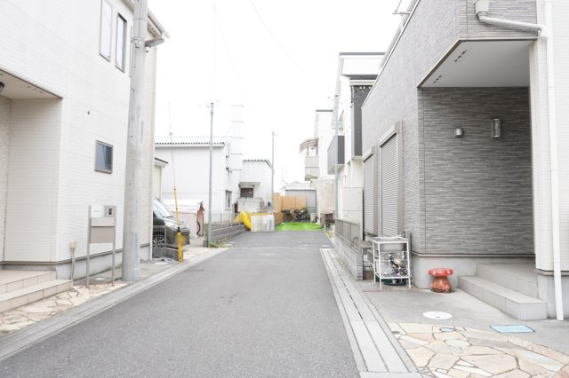 草加市西町 中古戸建の前面道路含む現地写真