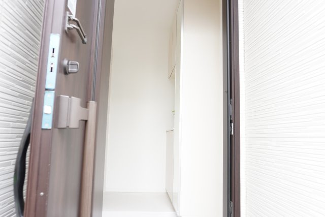 草加市西町 中古戸建の玄関