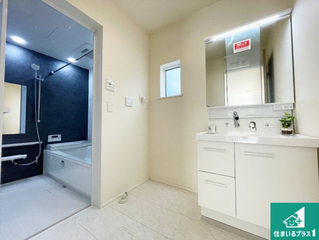 現地説明会開催　近江八幡市堀上町　第24-1期　新築一戸建ての独立洗面台|清潔感のある洗面台です。フラットな鏡は掃除がしやすく毎日清潔！鏡裏には収納があるのでスッキリとした洗面台が保てます。