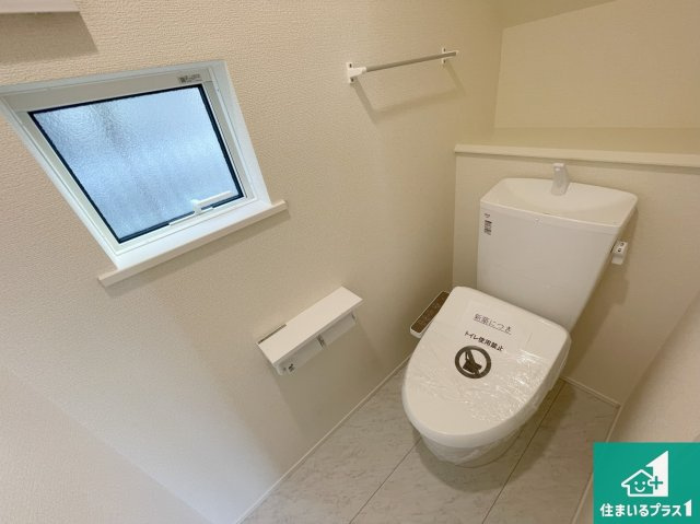 現地説明会開催　近江八幡市堀上町　第24-1期　新築一戸建てのトイレ|1・2階の2ヶ所にあるので、朝の忙しい時間の順番待ちもなく、深夜の利用にも大変便利です。