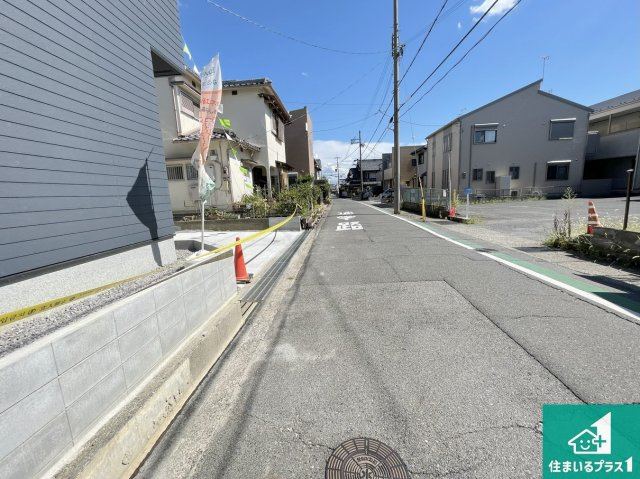 現地説明会開催　近江八幡市堀上町　第24-1期　新築一戸建ての前面道路含む現地写真|周辺は閑静な住宅街！前面道路広々で車の出し入れも便利です。駐車が苦手な方でも安心して車庫入れできます！