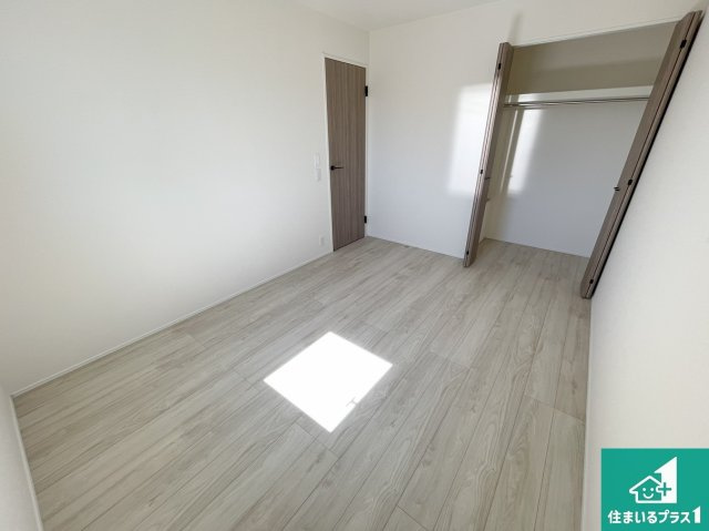 現地説明会開催　近江八幡市堀上町　第24-1期　新築一戸建ての洋室|シンプルな洋室は、自分好みのインテリアが楽しめます♪ご家族とインテリアや家具を選びに行くのは新築購入時の醍醐味の一つです。ぜひお楽しみください♪