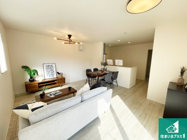 現地説明会開催　近江八幡市堀上町　第24-1期　新築一戸建ての居間・リビング|リビングと統一感があり、使い勝手のいいキッチン。広々としているので、二人並んで作業が出来ちゃいます。お子様と一緒に色々なお料理に挑戦できるスペースがあります。