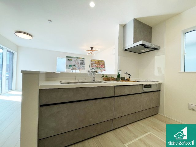 現地説明会開催　近江八幡市堀上町　第24-1期　新築一戸建てのキッチン|シンプルなリビングは、観葉植物等のインテリアを楽しめますね！パパ好みにも、ママ好みにも家具次第で雰囲気を変えることができます！