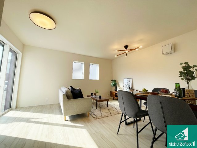 現地説明会開催　近江八幡市堀上町　第24-1期　新築一戸建ての居間・リビング|リビングと統一感があり、使い勝手のいいキッチン。広々としているので、二人並んで作業が出来ちゃいます。お子様と一緒に色々なお料理に挑戦できるスペースがあります。