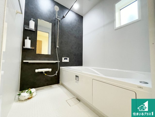 現地説明会開催　近江八幡市堀上町　第24-1期　新築一戸建ての浴室|足をゆったり伸ばして寛げる浴槽です。窓が設けられていますので差し込む光が明るく穏やかな雰囲気にしてくれます♪浴室乾燥機も設置しているので、雨の日の洗濯物も安心です♪