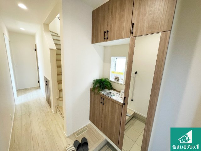 現地説明会開催　近江八幡市堀上町　第24-1期　新築一戸建ての玄関|シューズボックスにはたくさんの靴が収納できるので玄関周りはいつもスッキリ！ご家族が増えても安心！