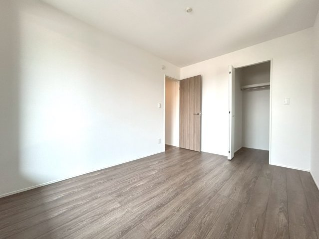 グラファーレ　一宮市篭屋3丁目　全7区画分譲の寝室|シンプルで機能的なインテリアを実現し、床材はお手入れも簡単で長く美しさを保つ加工を施しています。