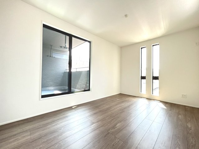 グラファーレ　一宮市篭屋3丁目　全7区画分譲の洋室|全居室にたっぷり収納できる大型収納を設置。窓ガラスは断熱性能や結露防止効果の高いペアガラスです。