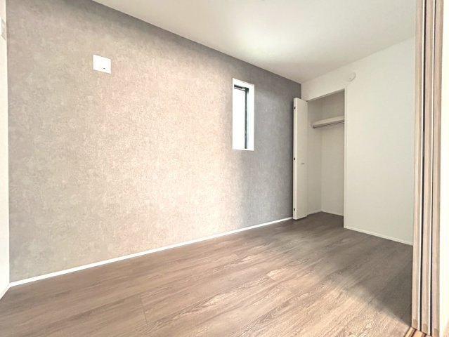 グラファーレ　一宮市篭屋3丁目　全7区画分譲の洋室|全居室にたっぷり収納できる大型収納を設置。窓ガラスは断熱性能や結露防止効果の高いペアガラスです。