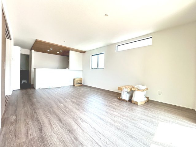 グラファーレ　一宮市篭屋3丁目　全7区画分譲の居間・リビング|シンプルでモダンなデザインで床材は複合基材でキャスター傷や落下傷に強さを発揮します。