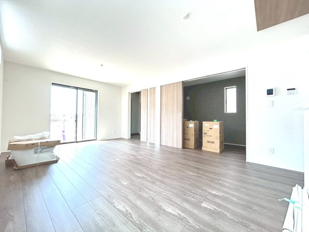 グラファーレ　一宮市篭屋3丁目　全7区画分譲の居間・リビング|シンプルでモダンなデザインで床材は複合基材でキャスター傷や落下傷に強さを発揮します。