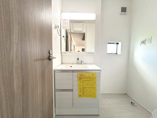 グラファーレ　一宮市篭屋3丁目　全7区画分譲の独立洗面台|人工大理石製のボウル一体カウンターでシンプルなデザインとたっぷり収納できるキャビネット付きです！