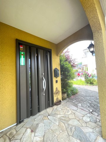 横手台店舗の玄関