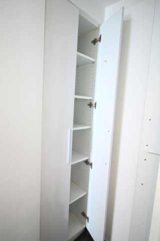 品川タワーフェイスの収納|キッチン　コンロ傍の縦長の収納です