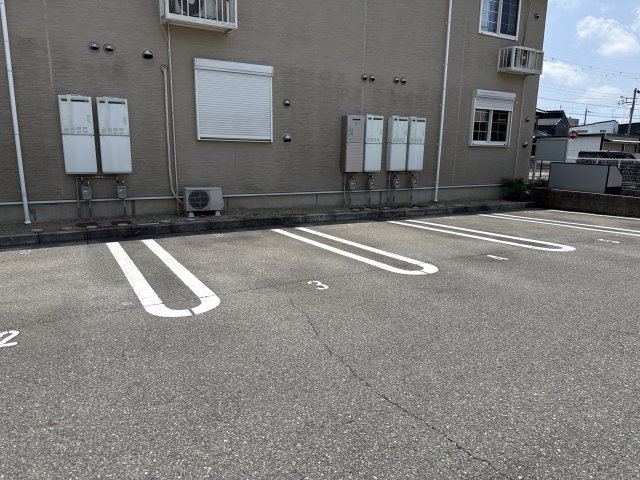 ヴィラ・サンマリノⅠの駐車場