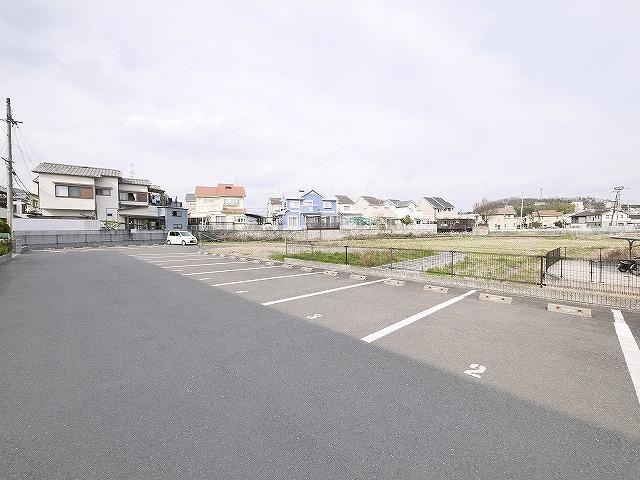 レオパレスＴａｋｕｙａⅢの駐車場|車をお持ちの方に嬉しい駐車場付きの物件です