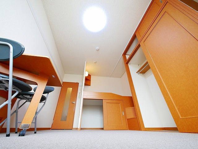 レオパレス和（南京終町）の内装|明るい色調の室内です