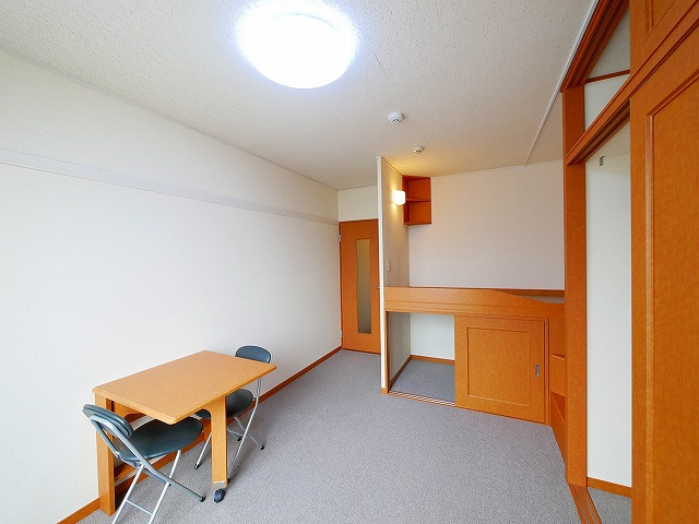 レオパレス和（南京終町）の洋室|明るい洋室です