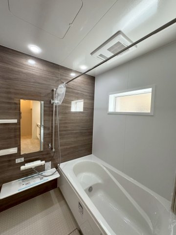 SUN COURTーサンコート－小倉南区八重洲町【小倉南区　新築戸建て】の浴室|半身浴ができるベンチ付の節水型浴槽です♪　【小倉南区　新築戸建て】