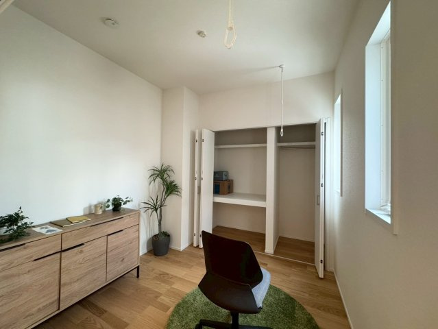 SUN COURTーサンコート－小倉南区八重洲町【小倉南区　新築戸建て】の洋室|リビング横の洋室は子供部屋にちょうどいい♪【小倉南区　新築戸建て】