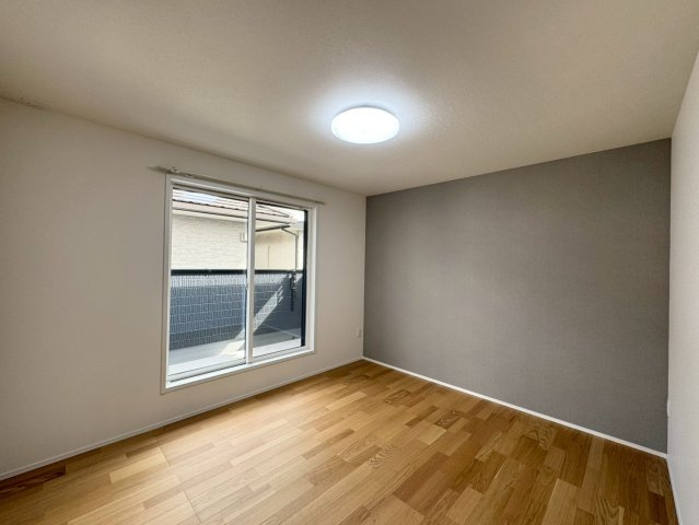 SUN COURTーサンコート－小倉南区八重洲町【小倉南区　新築戸建て】の洋室|アクセントクロスがお洒落な主寝室は約8.7帖♪　【小倉南区　新築戸建て】