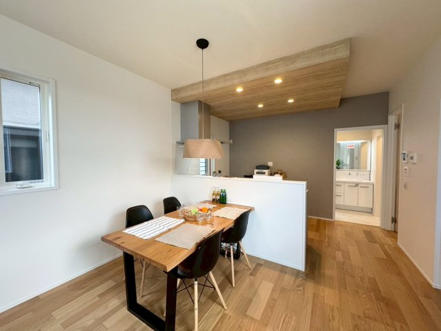 SUN COURTーサンコート－小倉南区八重洲町【小倉南区　新築戸建て】の居間・リビング|下がり天井がお洒落なキッチン♪　【小倉南区　新築戸建て】