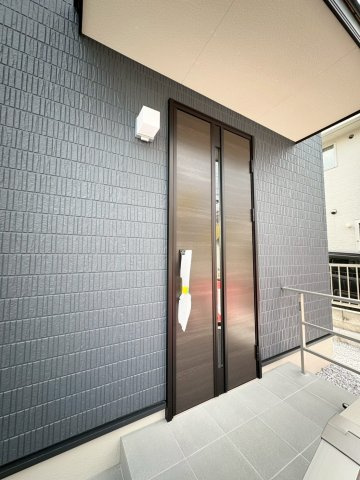 SUN COURTーサンコート－小倉南区八重洲町【小倉南区　新築戸建て】の玄関|施錠開錠がワンタッチのキーレス玄関ドア。　【小倉南区　新築戸建て】