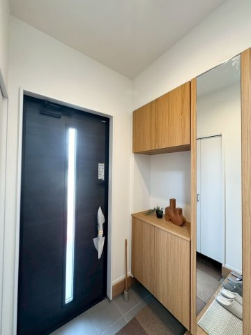 SUN COURTーサンコート－小倉南区八重洲町【小倉南区　新築戸建て】の玄関|玄関には両サイドに収納がありスッキリ片付きます♪【小倉南区　新築戸建て】