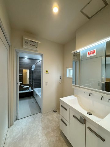 SUN COURTーサンコート－小倉南区八重洲町【小倉南区　新築戸建て】の脱衣所|充分な広さの洗面脱衣室♪【小倉南区　新築戸建て】