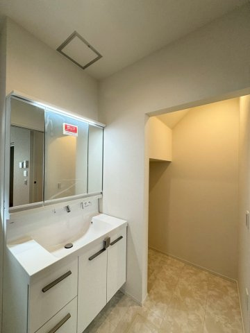 SUN COURTーサンコート－小倉南区八重洲町【小倉南区　新築戸建て】の独立洗面台|便利な三面鏡の洗面化粧台♪【小倉南区　新築戸建て】