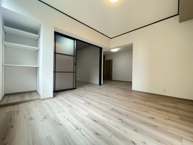 【価格改定】ルシエル向日町駅前の居間・リビング|空間のつながりを感じられる、広がりのあるリビングスペース。