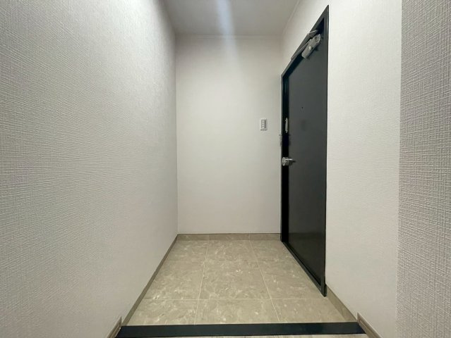 【価格改定】ルシエル向日町駅前の玄関|無駄のないデザインで、すっきりとした印象のシンプル玄関。