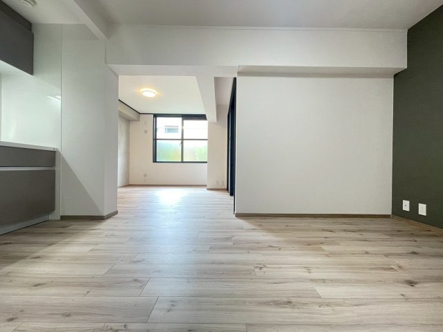 【価格改定】ルシエル向日町駅前の居間・リビング|開放感ある約15.86帖のLDKで、毎日の暮らしがもっと心地よく♪