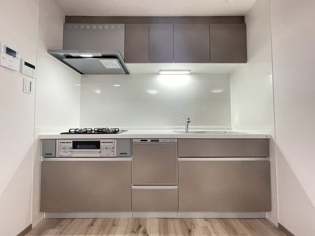 【価格改定】ルシエル向日町駅前のキッチン|3口ガスコンロ・グリル・食洗機付きのキッチンで、毎日の家事がスムーズに。