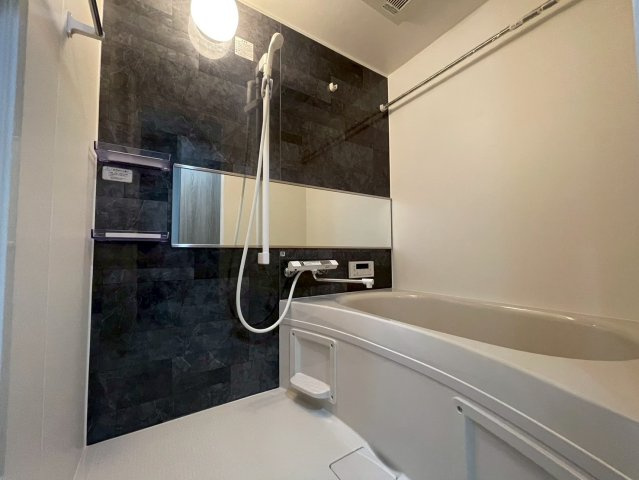 【価格改定】ルシエル向日町駅前の浴室|肩までゆったり浸かれる浴室。
日々の疲れを癒していただけます！