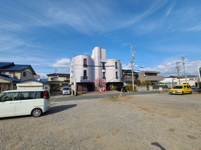 シークレットガーデンビルの駐車場