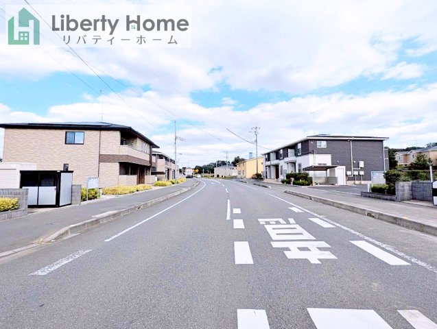 坂東市辺田第3　新築戸建て　１号棟の前面道路含む現地写真