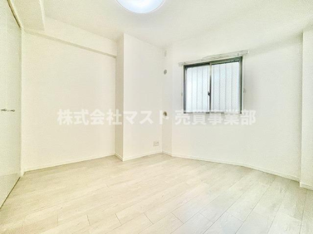 セレッソコート福島ウエストライブの洋室|◆玄関のすぐそばの洋室5帖。ワークスペースなど家族構成やニーズに合わせて多用途に使えるお部屋です♪
