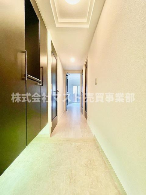 セレッソコート福島ウエストライブの玄関|◆ゆったりとした廊下設計で、室内の移動もスムーズ。生活動線に配慮された間取りです♪
