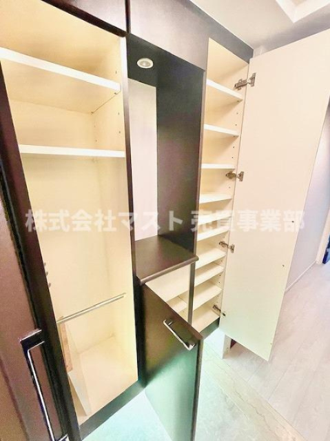 セレッソコート福島ウエストライブの玄関|◆玄関は開放感のある設計で、大型のシューズボックスを完備。スッキリとした空間を保てます♪
