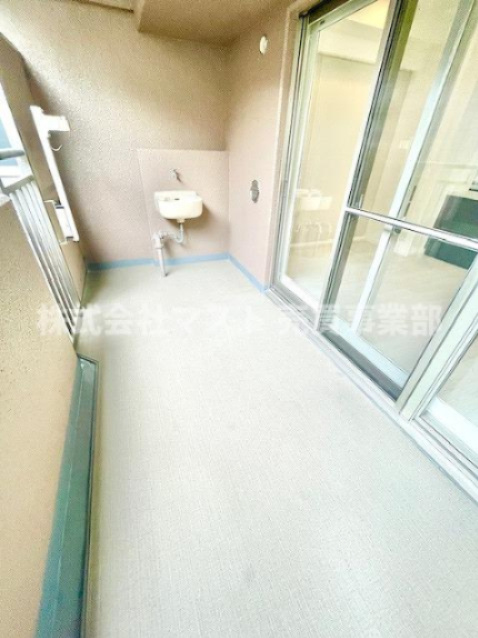 セレッソコート福島ウエストライブのバルコニー|◆南向きで日当り良好！広々としたバルコニーは洗濯物もよく乾き、ガーデニングスペースとしても魅力的です♪
