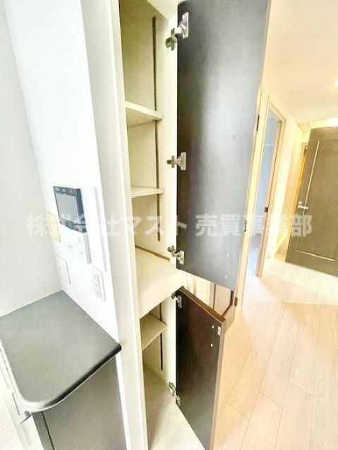 セレッソコート福島ウエストライブの収納|◆リビング収納で小物もスッキリ！快適な空間をいつでもキープ♪
